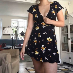  - Jättefin omlottklänning från H&M, använd en gång. Men tyvärr lite liten för mig. Frakt ej inkl.🦋