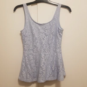  - Superfin topp i ljusblå nyans. Storlek S. Använd vid fåtal tillfällen så nästan i nyskick 