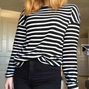  - Randig långärmad tröja från HM, materialet är gosigt och tjockare än trikå. Praktiskt taget i nyskick. Frakt tillkommer.