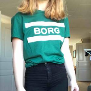 Grön Björn Borg tröja köpt på stadium. Nyskick. Frakt tillkommer.