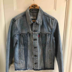  - Deconstruerad levisjacka från Altered kollektionen funkar även för dam st (m). Nyskick. Köptes för 1500kr