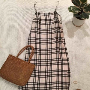  - Oanvänd klänning från H&M! Köpte den spontant för tyckte den var så fin men den är för liten runt brösten. 