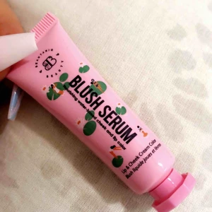  - blush serum, endast öppnad för att se färgen men helt oanvänd! cruelty free 💜