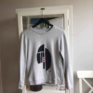  - Tjocktröja med coolt tryck