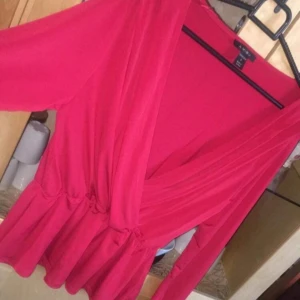  - En jätte fin blusar hadde den par gånger men den ser ny ut köpte den för 299kr men säljer den för 80kr. Köparen står för frakt.