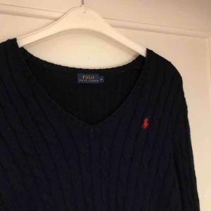  - Nästan oanvänd stickad tröja från Ralph Lauren i storlek M