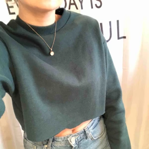  - Skogsgrön lite croppad tröja. Väldigt skönt material inuti. Inköpt i Kanada. Köparen står för frakt ev. möts upp i Östersund😊