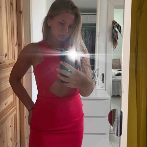  - Söt klänning ifrån Nelly.com med detalj både i ryggen samt fram. Använd 1 gång.