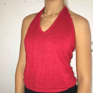  - Rött linne med öppen rygg
