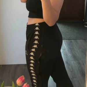  - Säljer mina ÄLSKADE kappa byxor som jag köpte här på Plick. Storlek är MEDIUM men jag skulle säga att dom mer passar en S. Dom har knappar på sidan av benen som går att öppna. Betalning via swish🦋 kan frakta om köparen står för frakt.