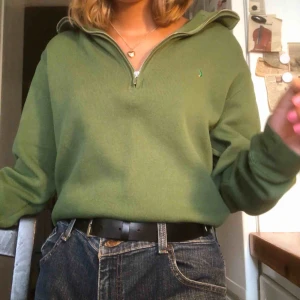  - Asfin tjocktröja med kort dragkedja från Boomerang! 