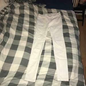 Vita jeans från New-Yorker, sällan använda. Liten fläck på Högra benet. Storlek: 36  Pris: 30kr  Frakt: 54kr Totalt: 84kr    