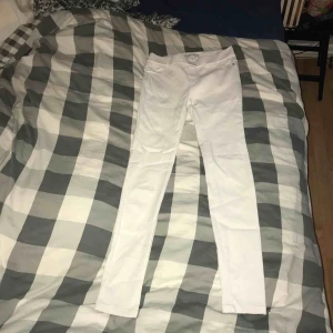  - Vita jeans från New-Yorker, sällan använda. Liten fläck på Högra benet. Storlek: 36  Pris: 30kr  Frakt: 54kr Totalt: 84kr    