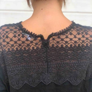  - Fin blus, okänt märke, står att det är strl L men passar mig som är en strl S