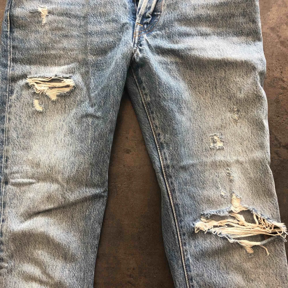 Levis jeans i storlek w26 l28. Modell 501 skinny. Slitningar vid knät och ett lite längre upp som var så när jag köpte dem. Använda sparsamt. . Jeans & Byxor.