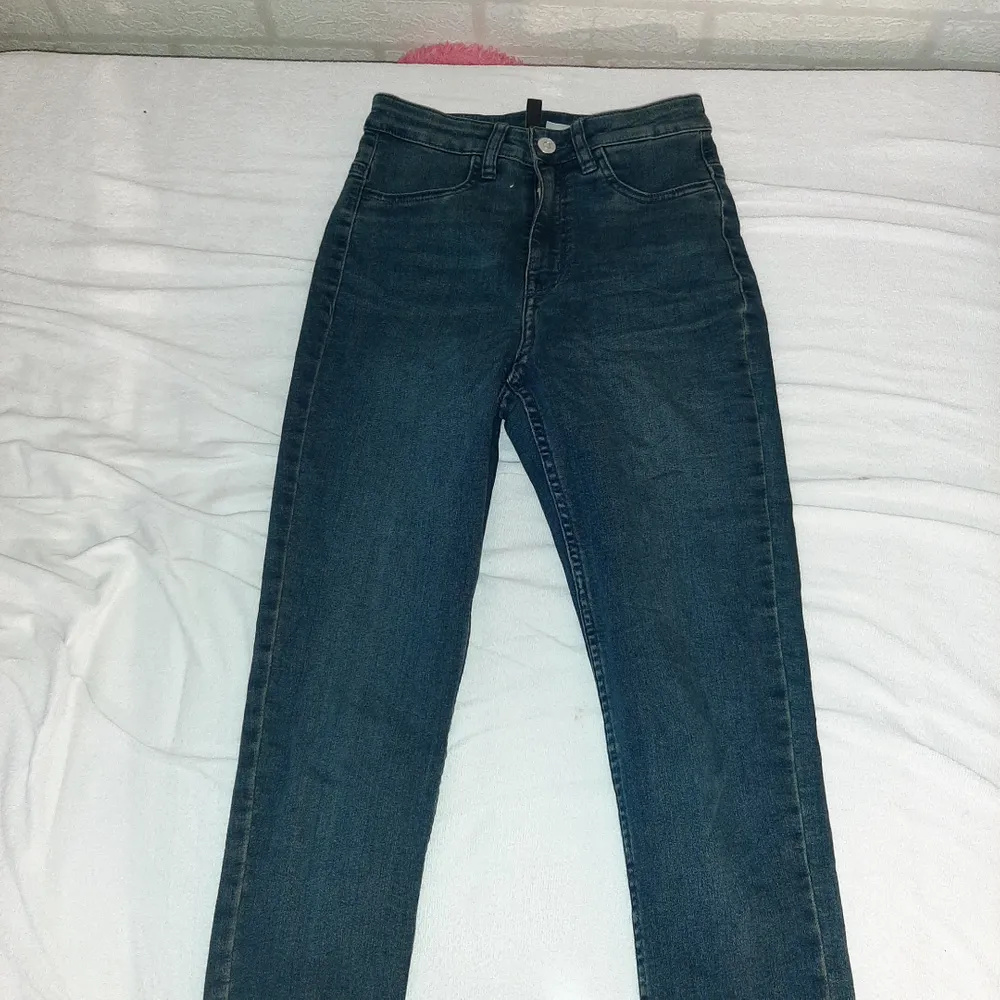 Skinny jeans. Blåa, långa, stretchiga, högmidjad, använd 1 gång och gillar de väldigt mycket men säljer de för att de är lite för långa för mig. Mer info? Kontakta mig💓. Jeans & Byxor.