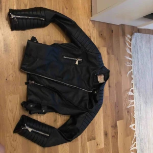  - Chiquelle moto jacka, använd några gånger! Jag säljer den för 300 kr fast pris kan diskuteras! Nypris 599kr! 