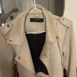  - Sjukt snygg jacka ifrån Zara som inte kommer till användning. 