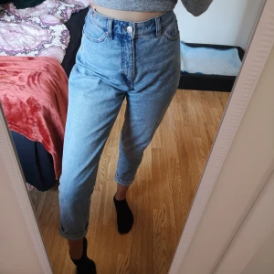  - Superfina mom jeans från Monki, modellen Taiki. Höga I midjan och supersköna! Skulle säga att dem är lite stora I storleken så skulle kunna passa en 28 i midjan också. Dem är tyvärr inte riktigt min stil längre och förtjänar nu att komma till någon som kommer fortsätta älska dom lika mycket som jag har gjort. 