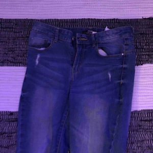  - Använd några gånger men väldigt nya, säljer pga har många andra jeans. S/M jeans, säljer för 100 men nypris är 250 kr! Pris kan diskuteras. 