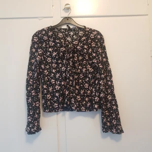  - Höstig tröja i storlek 38 från H&M. Använd vid få tillfällen så är i superfint skick.