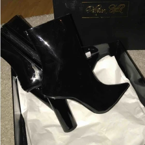  - Svarta boots från rebecca stella! Svinsnygga men tyvärr för små för mig:( Aldrig använda! 