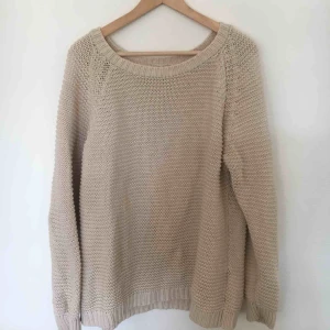  - Stickad tröja som passar som L eller som oversize på någon med mindre strl! Kan skickas (köpare betalar frakt) eller så kan jag mötas upp i Uppsala!