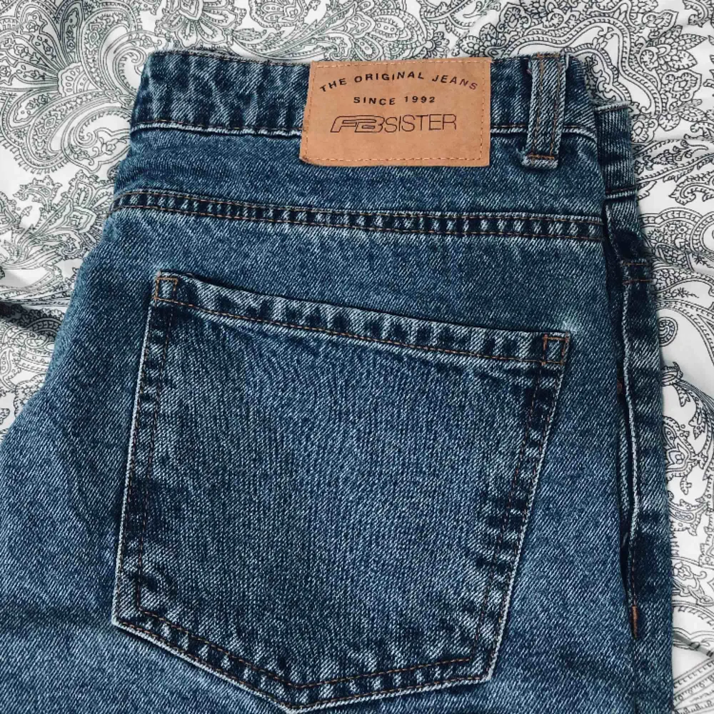Oanvända Mom jeans i Storleken L men passar S-M skulle jag säga,200kr inkl frakten☺️. Jeans & Byxor.