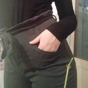  - Ett par fett snygga mörkgrå cargo pants! Står storlek 36, men är väldigt oversized så passar även mig som har 40/42 (det betyder dock inte att någon mindre inte skulle passa bra i dem då man kan dra åt i midjan)! De är jättebekväma och har massor med fickor, men används inte så mycket då de inte sitter så oversized som jag vill att de ska :/  Frakt: 40kr Jag samfraktar gärna!🥰🥰