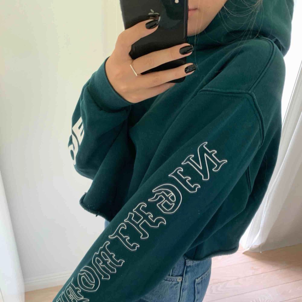 Avklippt mörkgrön hoodie med coolt | Plick Second Hand