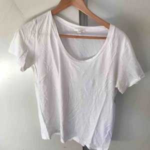  - Vit t-shirt i bomull 