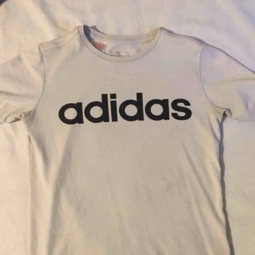 Adidas t-shirt som passar mig som har storlek XS normalt! Väldigt bra skick. . T-shirts.