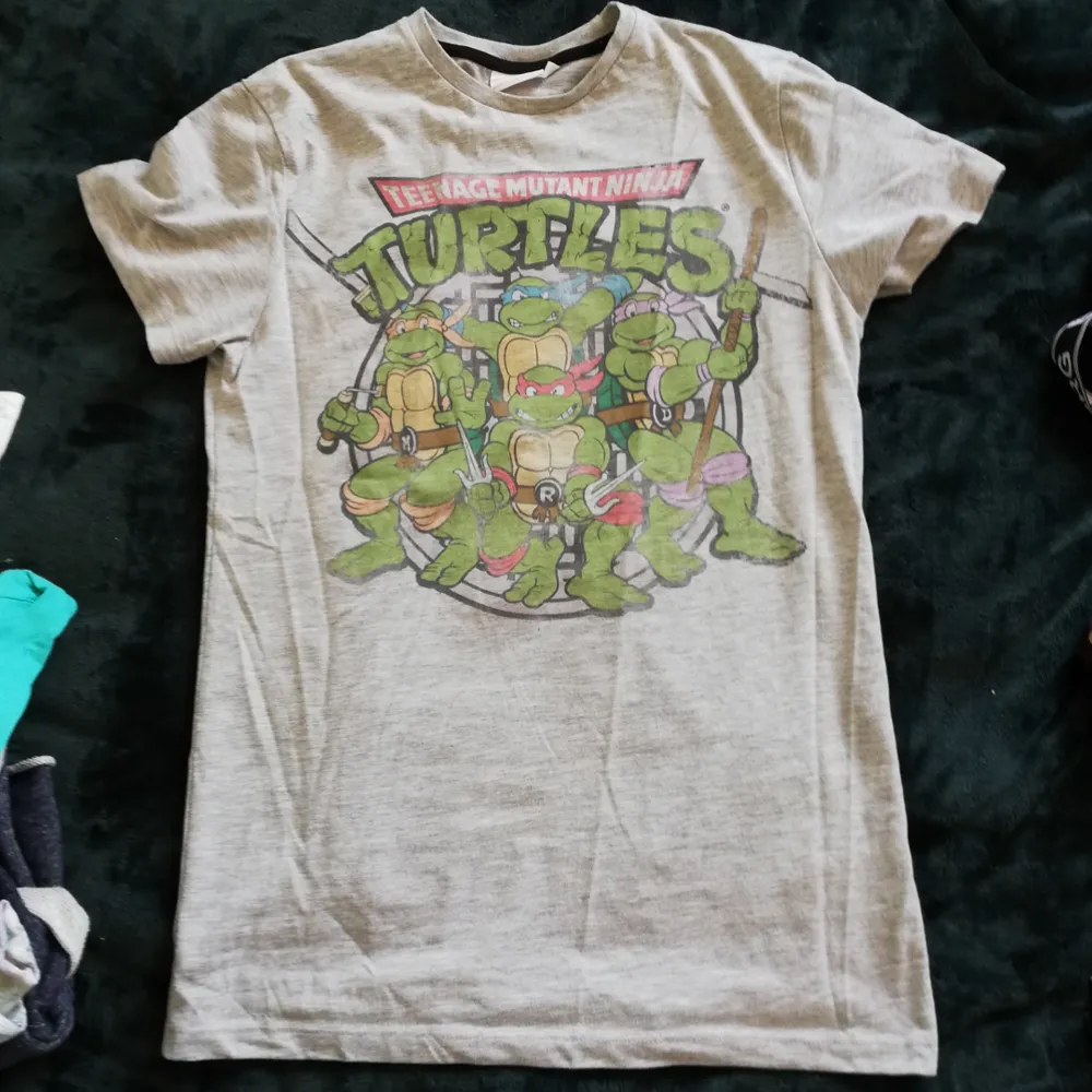 Ninja turtles tröja från primark. Köpt för ett tag sen men har bara använt den ett fåtal gånger. Tror den är köpt på killdelningen men funkar på dom flesta! Kan mötas upp i Göteborg annars står köparen för frakten ✨ . T-shirts.