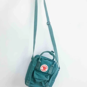  - Säljer min Kånken Sling som är inköpt för ca 1 månad sen. Den är använd en gång, men blir tyvärr bara hängandes.  Nyskick, fristgrön, axelremsväska. ☘️