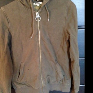 Mörk grön/ olive hoodie från barbour. Köpt förra sommaren. Frakt 30kr/avhämtning karlstad - Mörk grön/ olive hoodie från barbour. Köpt förra sommaren. Frakt 30kr/avhämtning karlstad