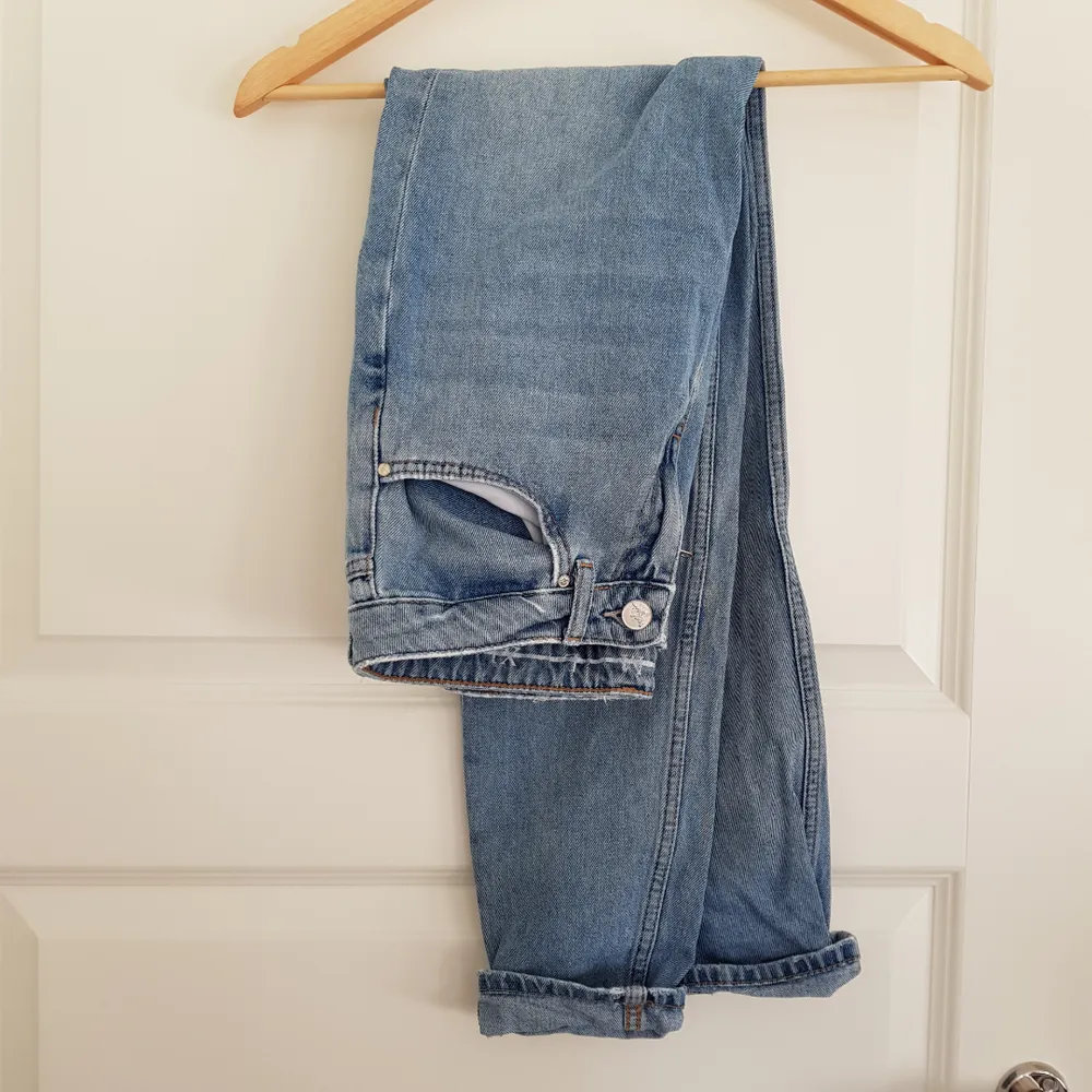 Bil bok jeans som tyvärr inte används då de är fel i storlek. Skulle säga att de är som både mom jeans och boyfriend. Köparen står för frakt💙. Jeans & Byxor.