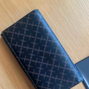  - Lyxig plånbok från by Malene Birger, Walis i Dark Chocolate, Bredd: 19cm, Höjd: 11cm, Djup: 2cm. Nypris 1699kr Använd fåtal gånger, inga repor eller skador. Plats för 14 kort, separata fack för kvitton och mynt.