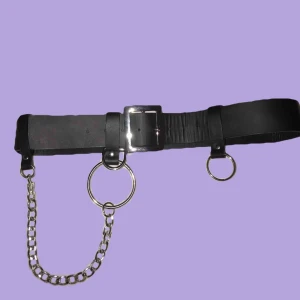  - Trendigt höft och midjeskärp från Asos design med kedja och ringdetaljer. Inköpt i julas för 225kr. Det är samma skärp som på den sista bilden bara att det jag säljer är silvrigt. 