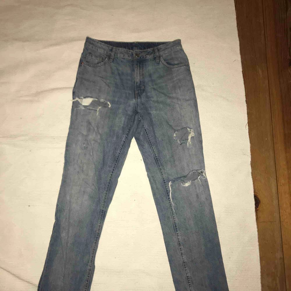 Snygga jeans med slitningar i knäna och i ena bakfickan, från Monki i stl. S. . Jeans & Byxor.