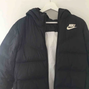  - Nike jacka perfekt till hösten/vintern, som man kan ha åt två håll, köpt för 1000kr  210kr + frakt 90kr