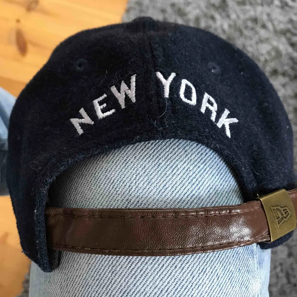 Keps från New Era med broderad logga framtill och på sidan samt ”new york” broderat baktill plus ett snyggt läderband för att justera storleken. Frakt tillkommer💓. Accessoarer.