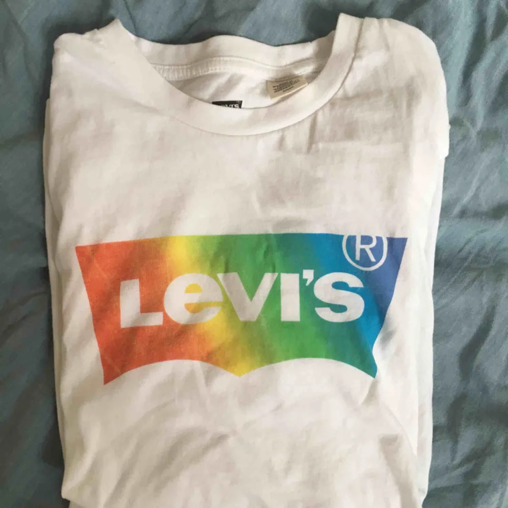 Levis T-shirt med regnbågstryck. Fick i födelsedagspresent förra året men har växt ur😢 Gissar att det är Pridekollektion 2018.🏳️‍🌈🌼. T-shirts.