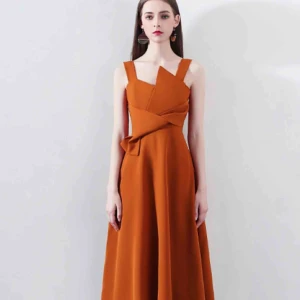  - Säljer en jättefin klänning från SheProm som jag beställde där för ca 6 månader sedan    Storlek M   Leverans tillkommer    Pick up på Södermalm   Originalpris 750 SEK   Längd: knälång    Bust. 84cm  Waist 67cm  