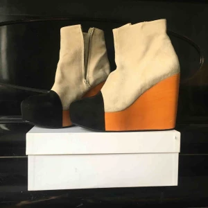  - Superfina, knappt använda. Minimarket i mocka. Nypris 2000 Små i storleken