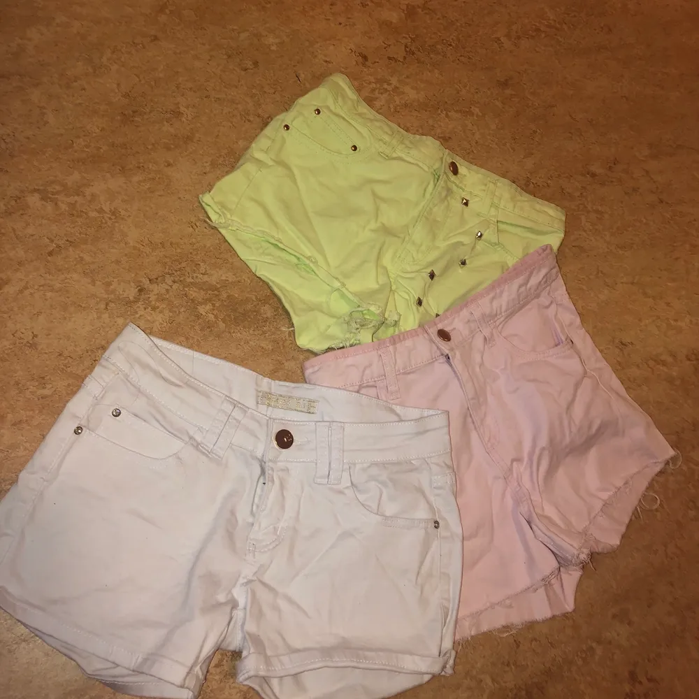 Shorts i färgerna vitt, ljusrosa och ljusgrön.. Shorts.