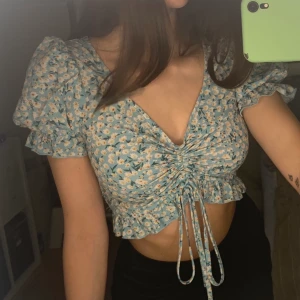 blommig top - endast testad. bjuder på frakt 