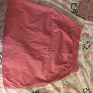 nelly kjol stlk EU 34 - Nelly kjol I storlek EU 34, säljer för att jag inte har en aning om vad ja ska ha på den med. Helt ny bara prövat på den ca 3 ggr <3