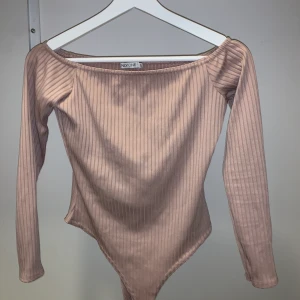 Offshoulder body strl S nly - Nude/rosaaktig offshoulder body från nly, strl S. Finns i örebro, går att posta 