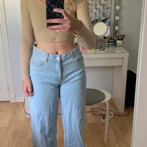 Junkyard jeans - Detta är ett par jeans från junkyard, använda ca 2 gånger men tvättade ett antal gånger. Säljer jeansen pågrund att de är för stora i storleken. De är i storlek 30/M-L, har själv storlek S/M. Säljer dem för 100 kr plus frakt, frakten är 88 kr 