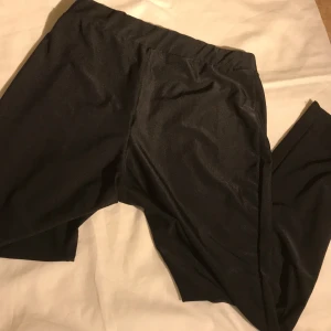Träningstights från nelly - Svarta träningstights från Nelly, väldigt bra skick